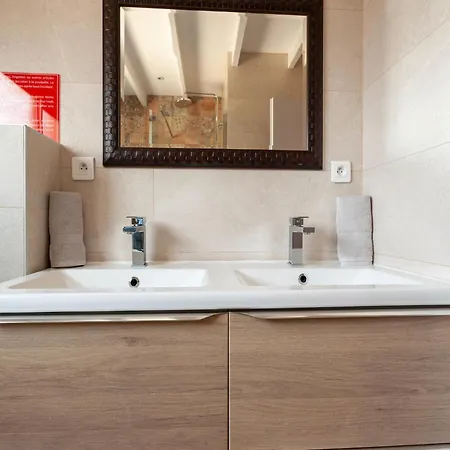 Near Centre Private Terrace Private Garden Boules Court * Callian (Var)